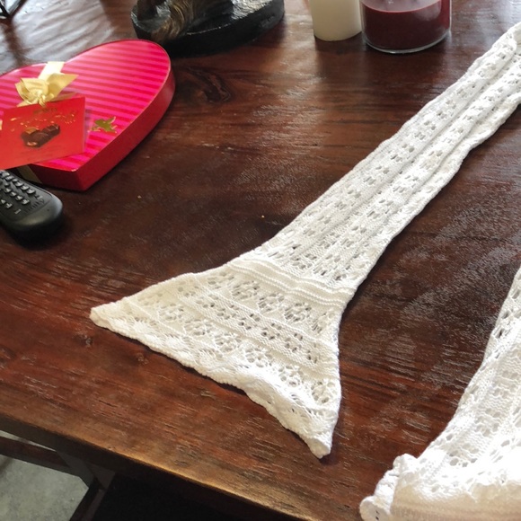 White lace cold shoulder dress. - Picture 4 of 5